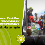 Como si fueran Papá Noel Bomberos descienden por cuerdas para sorprender a niños hospitalizados con regalos